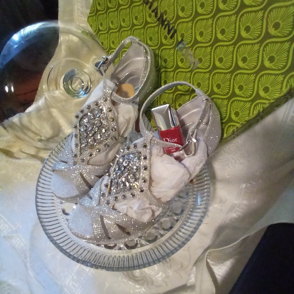 💖Gianni Bini Silver Platform Heels Size:8 BNWT - Picture 10 of 14